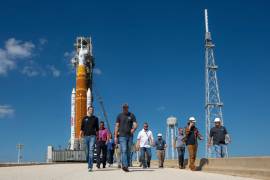 El administrador de la NASA, Jared Isaacman, a la izquierda, caminando en la plataforma de lanzamiento del Centro Espacial Kennedy en Cabo Cañaveral.