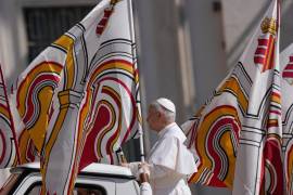 El papa León XIV llega a su audiencia general semanal en la Plaza de San Pedro, en el Vaticano