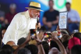 El presidente brasileño Luiz Inácio Lula da Silva habla ante sus simpatizantes durante la convención del Partido de los Trabajadores, donde fue confirmado como candidato presidencial del partido para las próximas elecciones en São Paulo, Brasil.