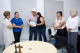 Junto con la presidenta del sistema DIF, Alma Iribarren Madrigal, el Alcalde constató la entrega de aparatos auditivos a beneficiada. FOTO: CORTESÍA