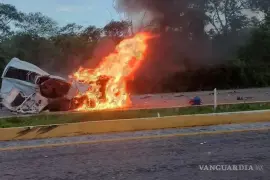 A través de su cuenta oficial de Facebook, la gobernadora Layda Sansores dio a conocer las últimas actualizaciones de las diligencias que realizan las autoridades, respecto a un fatal accidente en la carretera Mérida-Campeche que dejó un total de 16 víctimas mortales.