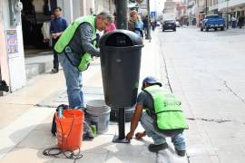El Municipio instala botes de basura en las banquetas de la calle Juan Aldama, en el Centro Histórico de Saltillo.