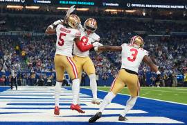 Los 49ers de San Francisco celebran la victoria que asegura su lugar en los playoffs de la NFL.