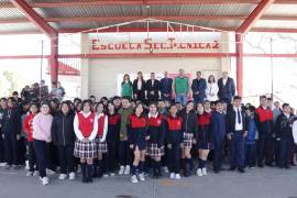 El alcalde José Feliciano Díaz acudió con autoridades municipales y estatales a la ceremonia cívica de abanderamiento de escoltas, en la secundaria Ubaldo Horacio Riojas Dávila. FOTO: CORTESÍA