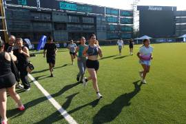 Jóvenes saltillenses participaron en una carrera Easy Run de 5 kilómetros.