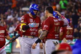 Charros de Jalisco celebran uno de sus triunfos ante Tomateros de Culiacán en la Serie Final de la Liga ARCO Mexicana del Pacífico.