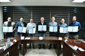 El alcalde Román Alberto Cepeda González firmó la carta intención, destacando la importancia de unir esfuerzos para respaldar a los emprendedores y fortalecer el tejido empresarial en Torreón.