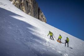 Científicos transportan un escáner de hielo en las laderas del monte Gran Sasso d’Italia en el centro de Italia. AP/ Riccardo Selvatico / CNR and Ca Foscari University