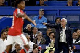 José Mourinho regresó a Stamford Bridge con el Benfica y fue ovacionado por la afición del Chelsea.