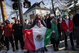 Manifestantes en Mineápolis protestan contra las acciones de los agentes del ICE tras la muerte de Renee Nicole Good, portando banderas y pancartas que exigen el fin de la agencia.