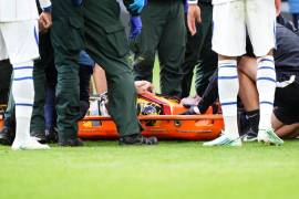 Emiliano “Dibu” Martínez fue retirado en camilla y con collarín tras un violento choque de cabezas con Jarrad Branthwaite durante el partido ante Everton.