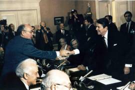 El líder soviético Mikhail Gorbachev (i) le da la mano al presidente estadounidense Ronald Reagan en la conferencia de Ginebra en noviembre de 1985.
