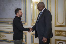 El presidente ucraniano, Volodímir Zelensky (i), estrechando la mano del secretario de Defensa de Estados Unidos, Lloyd Austin, durante su reunión en Kiev, Ucrania.