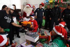 Juanito, el niño que pidió unos zapatos a Santa Claus, en días pasados fue festejado también por elementos policiacos.