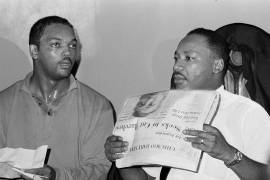 El líder de los derechos civiles, Dr. Martin Luther King, Jr., a la derecha, y su asistente, el reverendo Jesse Jackson, son vistos en Chicago, el 19 de agosto de 1966.