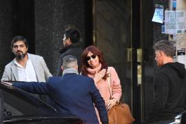 Se trata de la primera imagen de la vicepresidenta argentina, Cristina Fernández de Kirchner, luego del ataque que sufrió el jueves por la noche, cuando un hombre apuntó con un arma al rostro de Fernández.