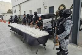 El aseguramiento de dos vehículos sobre el Libramiento Noreste llevó al decomiso de 135 kilos de cristal, en Nuevo León.