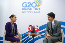 La presidencia de México de la presidenta de México, Claudia Sheinbaum (i), junto al primer ministro de Canadá, Justin Trudeau (d), en una reunión privada en el marco de la cumbre del G20, celebrada en Brasil.