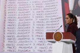 Sheinbaum exhibió en ‘la mañanera’ un cuaderno con frases que se le atribuyen a Macías.
