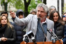 Del Bigtree habla en contra de la legislación para limitar las exenciones a las vacunas obligatorias por el estado en una manifestación en el Capitolio estatal el martes 14 de mayo de 2019, en Albany, Nueva York.