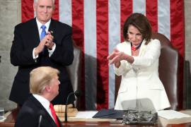 El presidente Donald Trump voltea hacia la presidenta de la Cámara de Representantes, Nancy Pelosi, durante su discurso sobre el Estado de la Unión en el Capitolio, en Washington.