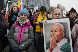Miles de polacos marcharon en defensa del difunto papa Juan Pablo II, una de las figuras más prominentes de ese país.