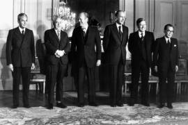 De izquierda a derecha, el primer ministro de Italia, Aldo Moro; el de Reino Unido, Harold Wilson; el presidente de EU, Gerald Ford; el de Francia, Valery Giscard d’Estaing; el canciller de Alemania Occidental, Helmut Schmidt, y el primer ministro de Japón, Takeo Miki, en el castillo de Rambouillet, el 17 de noviembre de 1975.