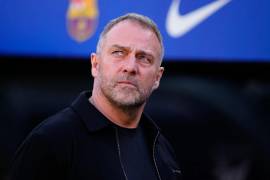 Hansi Flick dirigirá al Barcelona ante Real Madrid en el Spotify Camp Nou, pese al fallecimiento de su padre horas antes del Clásico.