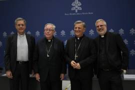 De izquierda a derecha, monseñor Riccardo Batocchio, el cardenal Jean-Claude Hollerich, el cardenal Mario Grech y el padre Giacomo Costa presentaron el documento “Instrumentum laboris” en el Vaticano.