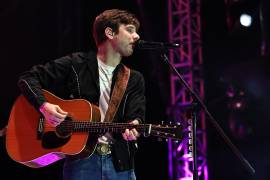 William Beckmann cantó sus éxitos “She can’t be found”, “Whisky, Lies &amp; Alibis” y la popular “Leaving Town”. Foto: Héctor García