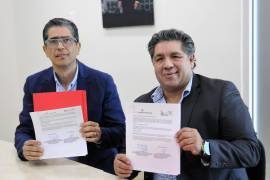 Autoridades municipales y representantes de CANADEVI Laguna durante la firma del convenio de colaboración.