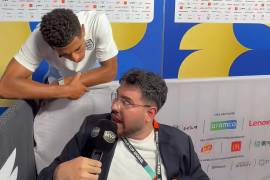El mediocampista inglés fue el único futbolista que se detuvo en la zona mixta para atender a Manu Gutiérrez, un periodista venezolano con parálisis cerebral