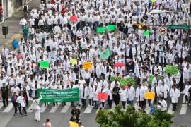 Médicos marchan en todo el país contra criminalización de su trabajo