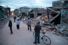 Ante la falta de apoyos, campesinos de Jojutla 'cosechan' varillas entre escombros del sismo