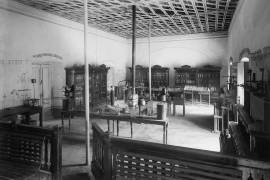 Laboratorio. Interior del antiguo edificio del Ateneo Fuente, laboratorios de física y química. Los equipos fueron comprados en Hamburgo, Alemania y París, Francia por el gobernador provisional, el general Julio Cervantes.