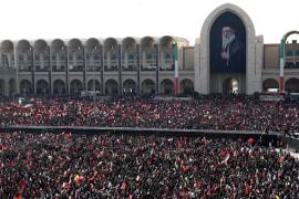 Los iraníes rinden homenaje al fallecido líder supremo iraní, el ayatolá Alí Jameneí, durante una ceremonia de despedida previa a su funeral en la gran mezquita de Mosallah en Teherán, Irán, el 4 de julio de 2026.