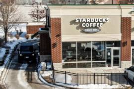 Una foto aérea hecha con un dron muestra una cafetería Starbucks en Volo, Illinois. EFE/EPA/Tannen Maury