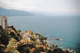La policía de Puerto Vallarta está revisando pruebas, grabaciones de vigilancia e informes para determinar si las muertes están relacionadas.
