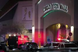 Policías en la entrada de un centro comercial, el miércoles 15 de febrero de 2023, en El Paso, Texas. Una persona murió y otras tres resultaron heridas en un tiroteo en Cielo Vista Mall.