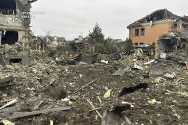 Edificios residenciales destruidos después de los ataques con misiles y aviones no tripulados rusos en la región de Dnipropetrovsk, Ucrania, el 6 de diciembre de 2025.