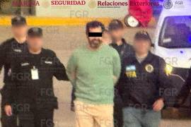 Autoridades argentinas entregaron Fernando Farías Laguna, el contralmirante de la Marina acusad de liderar una red de huachicol fiscal en las aduanas marítimas, a autoridades de la FGR para ser presentado ante la justicia por delincuencia organizada.