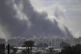 El humo se eleva tras un ataque aéreo israelí durante una operación militar en Khan Yunis, en el sur de la Franja de Gaza, el 4 de marzo de 2024.