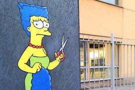 Un mural en el que aparecía el personaje de Marge Simpson cortándose su pelo en apoyo a las protestas de las mujeres iraníes ante el consulado de Irán en Milán fue borrado denunció su autor.
