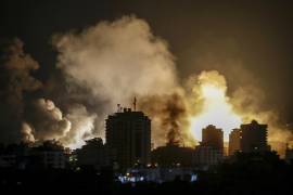 Durante la noche del lunes la ciudad de Gaza continuaba siendo bombardeada por las fuerzas israelíes.