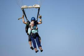 Dorothy Hoffner, de 104 años, se convirtió en la persona de mayor edad del mundo en saltar en paracaídas con el saltador tándem Derek Baxter el domingo 1 de octubre de 2023 en Skydive Chicago en Ottawa.