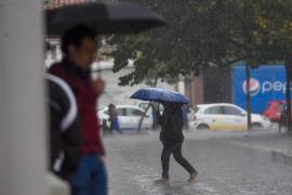 Hoy, el frente frío 45 y una masa polar causarán lluvias fuertes, descenso de temperatura y rachas de viento de hasta 70 km/h en el noreste, centro y oriente de México, informó el SMN.