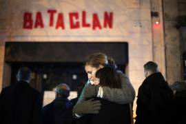 Mujeres se abrazan ante la sala de conciertos Bataclan en París, el 13 de noviembre de 2016.
