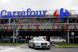 Un coche sale de un Carrefour en Anglet, suroeste de Francia. Los ciber ataques afectaron a supermecados de Carrefour.