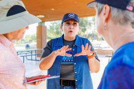 JoAnna Mendoza (c), candidata por el 6.º Distrito Congresional de Arizona, conversa con voluntarios de su campaña antes de una jornada semanal de contacto con los vecinos en Oro Valley, Arizona.