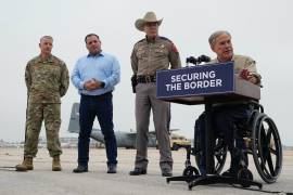 El gobernador de Texas, Greg Abbott, a la derecha, da una conferencia de prensa mientras los miembros de la Guardia Nacional de Texas se preparan para desplegarse en la frontera entre Texas y México en Austin, Texas.